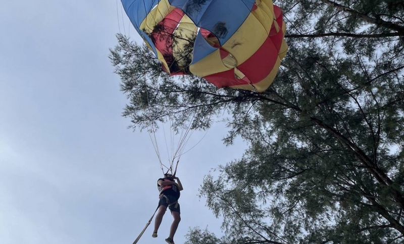 ระทึก! นักท่องเที่ยวซาอุฯ ติดยอดสนกลางหาดภูเก็ต หวิดดิ่ง 5 เมตร