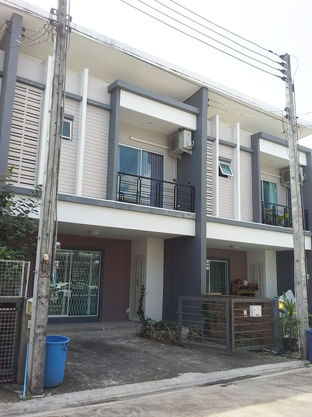 6C110247 ขายทาวน์เฮ้าส์  2 ชั้น 3 ห้องนอน 2 ห้องน้ำ      พื้นที่ใช้สอย  21  ตร.ว
