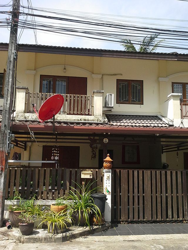 6A110691 ให้เช่าทาวน์เฮ้าส์ 2 ชั้น 3 ห้องนอน 2  ห้องน้ำ พื้นที่ 26.8 ตร.ว.