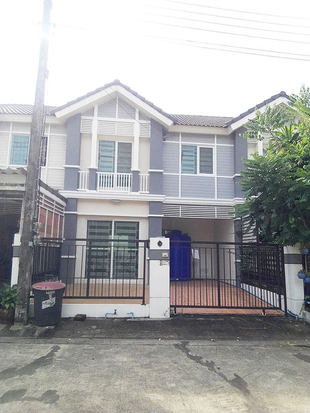 6C120136 ขายทาวน์เฮ้าส์  2 ชั้น 3 ห้องนอน 2 ห้องน้ำ    พื้นที่ใช้สอย  24  ตร.ว
