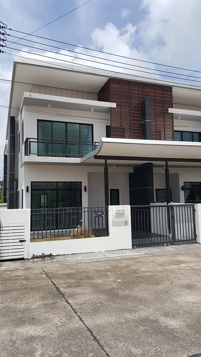 6C120137 ขายทาวน์เฮ้าส์ 2 ชั้น 3 ห้องนอน 3 ห้องน้ำ พื้นที่ใช้สอย 28 ตร.ว