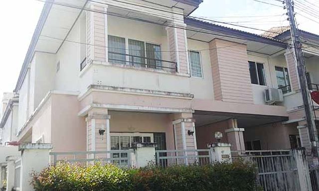 6A110724 ให้เช่าทาวน์เฮ้าส์ 2 ชั้น 3 ห้องนอน 2 ห้องน้ำ พื้นที่ 28 ตรว.