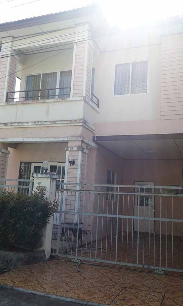 6A110724 ให้เช่าทาวน์เฮ้าส์ 2 ชั้น 3 ห้องนอน 2 ห้องน้ำ พื้นที่ 28 ตรว.