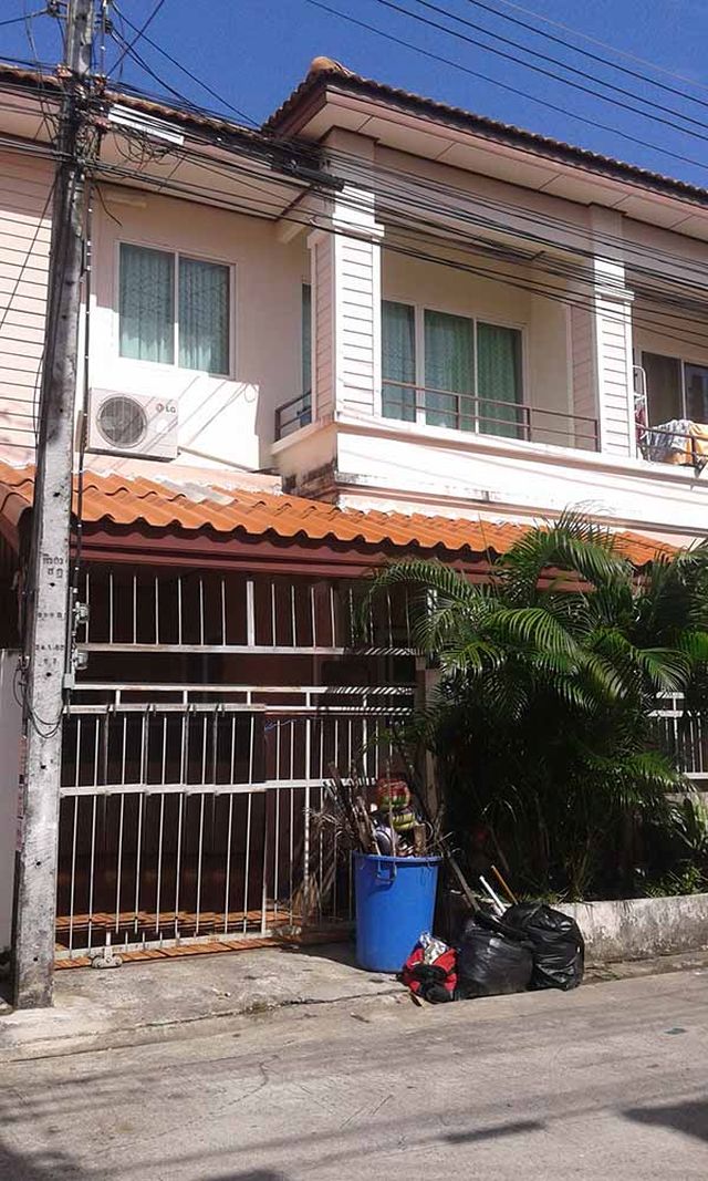 6A110725 ให้เช่าทาวน์เฮ้าส์ 2 ชั้น 3 ห้องนอน 2 ห้องน้ำ พื้นที่ 22 ตรว.