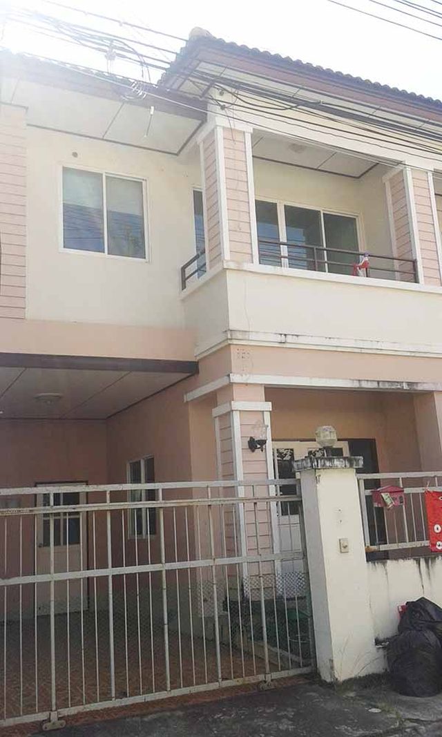 6A110726 ให้เช่าทาวน์เฮ้าส์ 2 ชั้น 3 ห้องนอน 2 ห้องน้ำ พื้นที่ 22 ตรว.