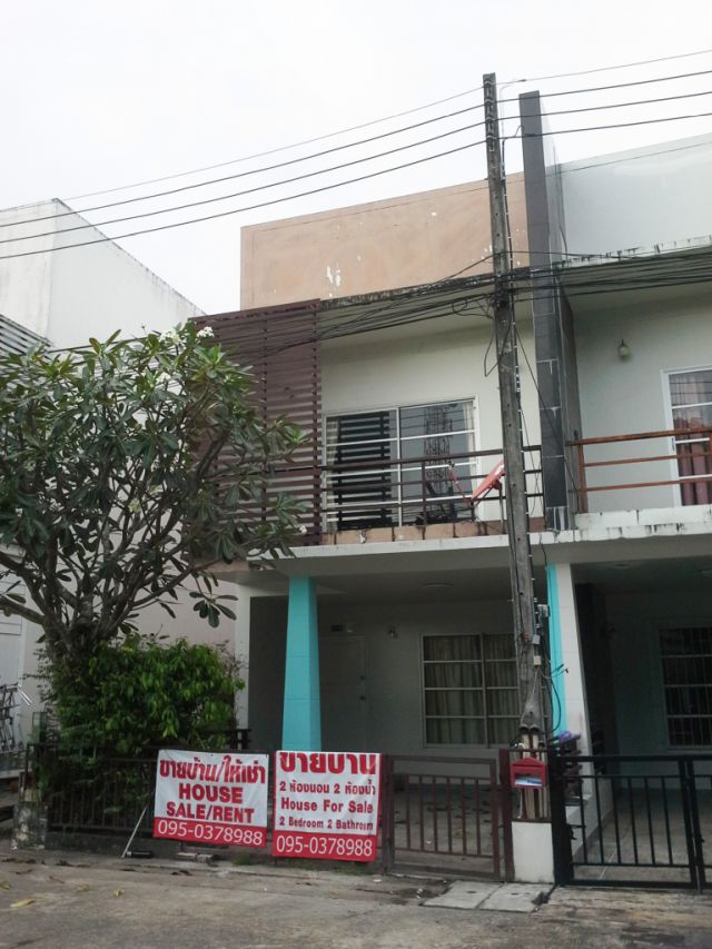 6C80109 ขายทาวน์เฮ้าส์  2 ชั้น 2 ห้องนอน 2 ห้องน้ำ     พื้นที่ใช้สอย  26  ตร.ว