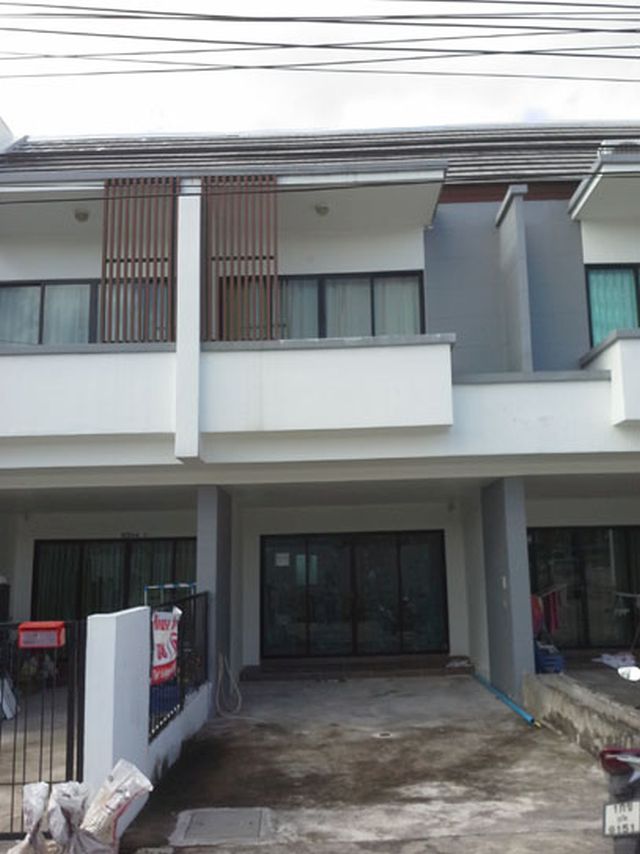 6A110705 ให้เช่าทาวน์เฮาส์ 2 ชั้น 2 ห้องนอน 2 ห้องน้ำ ราคาเช่าเดือนละ 10,000 บาท