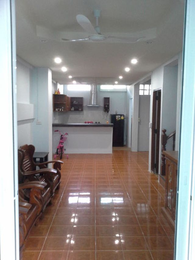 6A110695 ให้เช่าทาวน์เฮาส์ 2 ชั้น 3 ห้องนอน 2 ห้องน้ำ ราคาเช่าเดือนละ 18,000 บาท