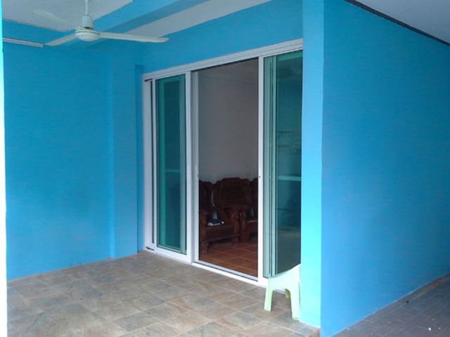 6A110695 ให้เช่าทาวน์เฮาส์ 2 ชั้น 3 ห้องนอน 2 ห้องน้ำ ราคาเช่าเดือนละ 18,000 บาท