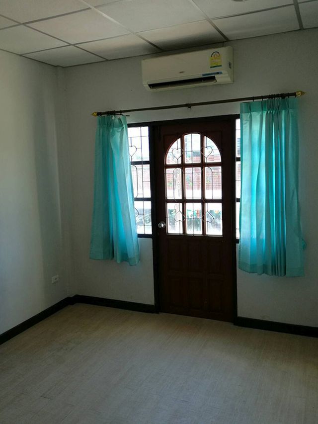 6A90435 ให้เช่าทาวน์เฮ้าส์ 2 ชั้น 2 ห้องนอน 2 ห้องน้ำ พื้นที่ 27 ตร.ว.