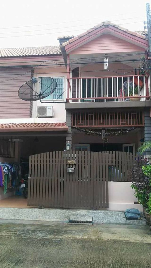 6C110263 ขายทาวน์เฮ้าส์  2 ชั้น  3 ห้องนอน 2 ห้องน้ำ   พื้นที่ใช้สอย  25  ตร.ว