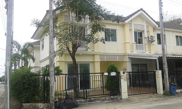 6C120147 ขายทาวน์เฮ้าส์  2 ชั้น  3 ห้องนอน 2 ห้องน้ำ   พื้นที่ใช้สอย  24.5  ตร.ว