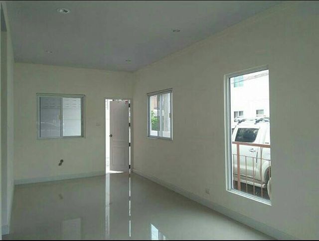 6C120153 ขายทาวน์โฮม 2 ชั้น 4 ห้องนอน 2 ห้องน้ำ พื้นที่ใช้สอย 25 ตร.ว