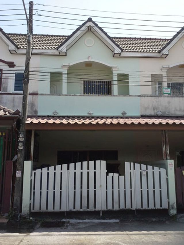 6C100146 ทาวน์เฮาส์ 2 ชั้น 2 ห้องนอน 2 ห้องน้ำ พื้นที่ 20 ตรว. ราคา 2.3 ล้านบาท