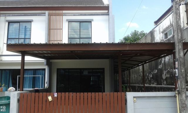 6A110772 ให้เช่าทาวน์เฮาส์ 2 ชั้น 2 ห้องนอน 2 ห้องน้ำ ราคาเช่าเดือนละ 12,000 บาท
