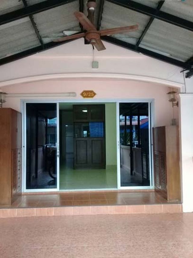 6C110274 ขายทาวน์เฮาส์ 2 ชั้น 2 ห้องนอน 2 ห้องน้ำ ราคา 2.5 ล้านบาท