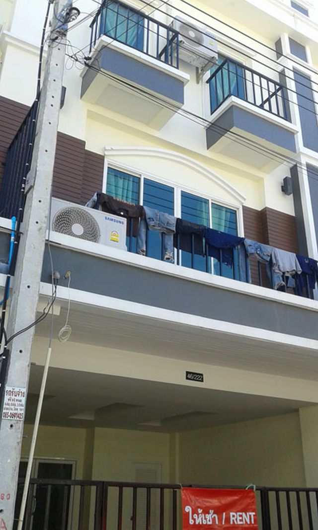 6A100575 ให้เช่าทาวน์เฮาส์ 2 ชั้น 5 ห้องนอน 5 ห้องน้ำ ราคาเช่าเดือนละ 22,000 บาท