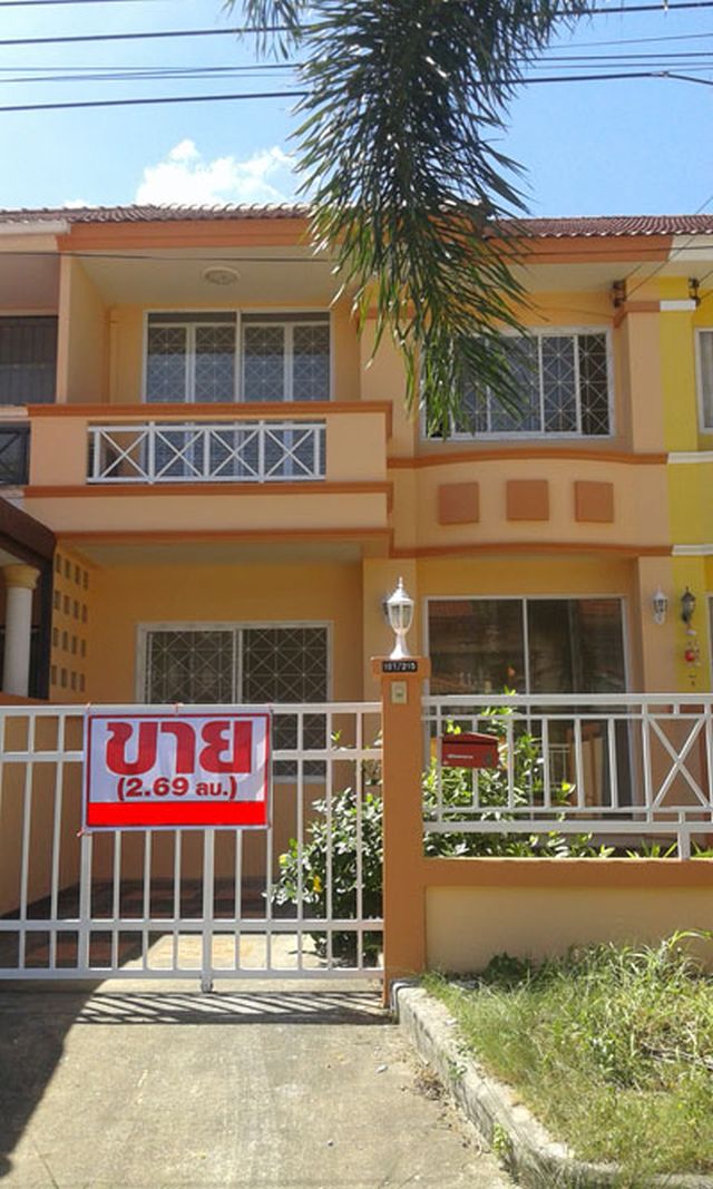 6C100143 ทาวน์เฮาส์ 2 ชั้น 3 ห้องนอน 2 ห้องน้ำ พื้นที่ 25 ตรว. ราคา 2.69 ล้านบาท