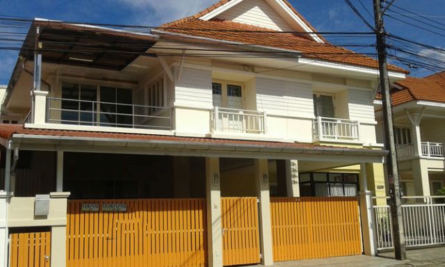 6C100145 ขายบ้านแฝด 2 ชั้น 4 ห้องนอน 3 ห้องน้ำ พื้นที่ 45 ตรว. ราคา 5.5 ล้านบาท