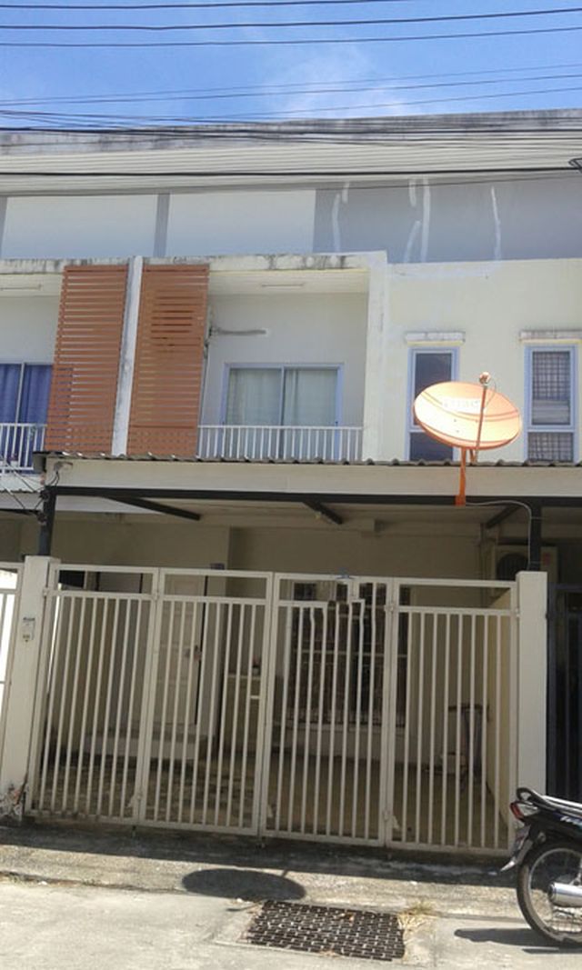 6A100568 ให้เช่าทาวน์เฮาส์ 2 ชั้น 2 ห้องนอน 2 ห้องน้ำ ราคาเช่าเดือนละ 13,000 บาท