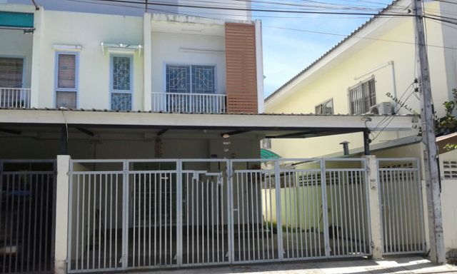 6A100567 ให้เช่าทาวน์เฮาส์ 2 ชั้น 2 ห้องนอน 2 ห้องน้ำ ราคาเช่าเดือนละ 10,000 บาท