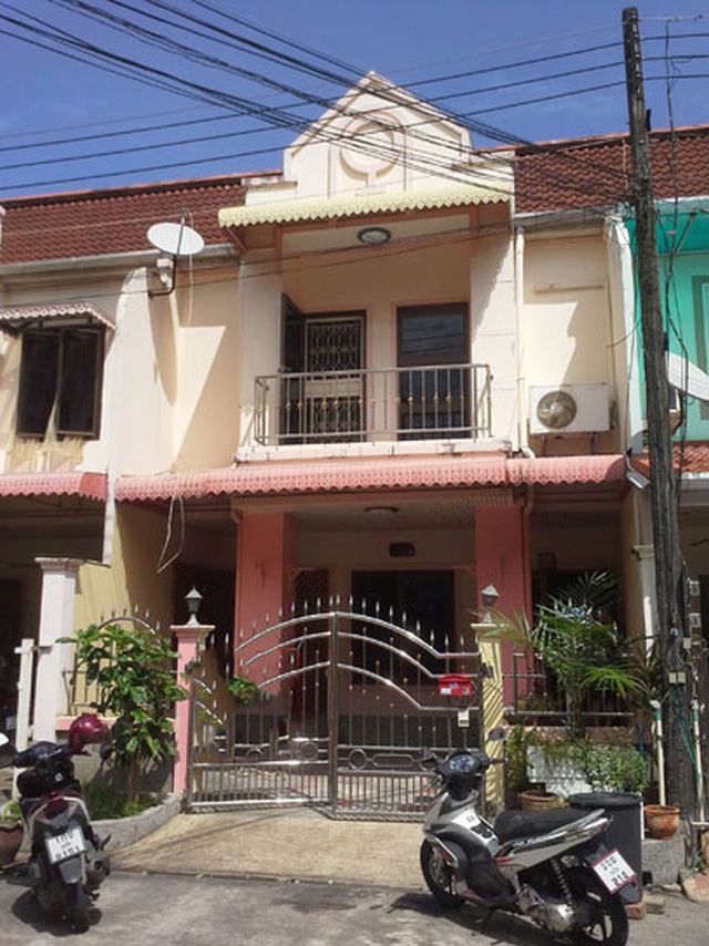 6A60078 ให้เช่าทาวน์โฮมส์ 2 ชั้น 3 ห้องนอน 2 ห้องน้ำ ราคาเช่าเดือนละ 30,000 บาท