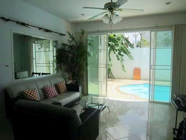 6A80275 ให้เช่าบ้านแฝดชั้นเดียว 2 ห้องนอน 1 ห้องน้ำ ราคา 25,000 บาทต่อเดือน