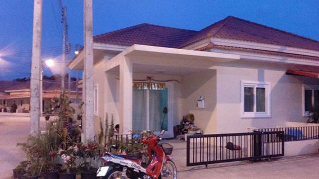 6A100598 ให้เช่าบ้านแฝดชั้นเดียว 2 ห้องนอน 2 ห้องน้ำ พื้นที่ 40 ตรว.