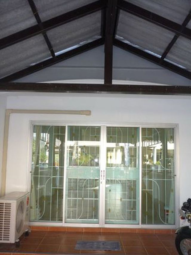 6A110827 ให้เช่าทาวน์เฮาส์ 2 ชั้น 2 ห้องนอน 2 ห้องน้ำ ราคาเช่าเดือนละ 12,000 บาท