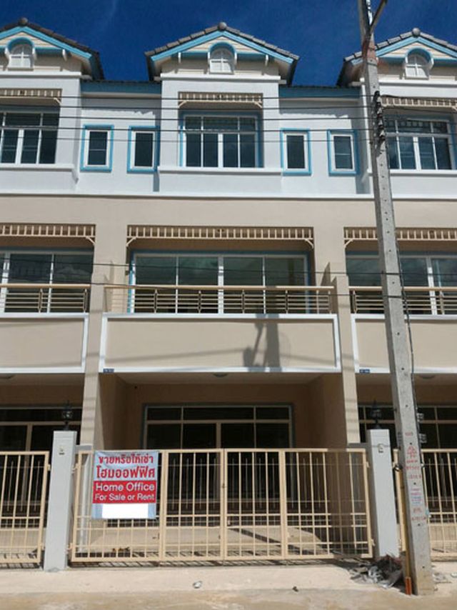 6A110848 ให้เช่าอาคารพาณิชย์ 3 ชั้น 5 ห้องนอน 3 ห้องน้ำ