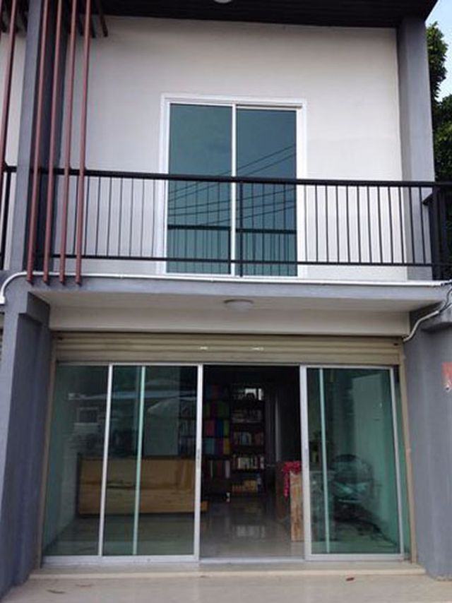 6A120275 ให้เช่าทาวน์เฮาส์ 2 ชั้น 2 ห้องนอน 2 ห้องน้ำ ราคาเช่าเดือนละ 12,000 บาท