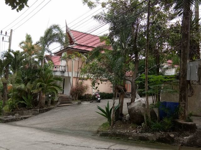 บ้าน 5 หลัง ซีวิว พร้อมสระว่ายน้ำ บนเนินเขาหลังโรงเรียนฉลอง