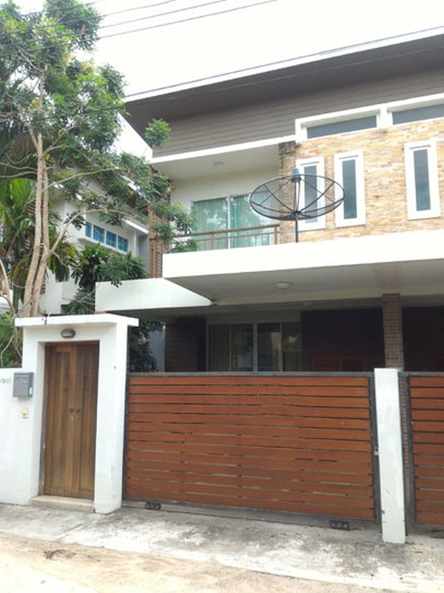 6A80295 ให้เช่าทาวน์เฮาส์ 2 ชั้น 3 ห้องนอน 3 ห้องน้ำ ราคาเช่าเดือนละ 25,000 บาท
