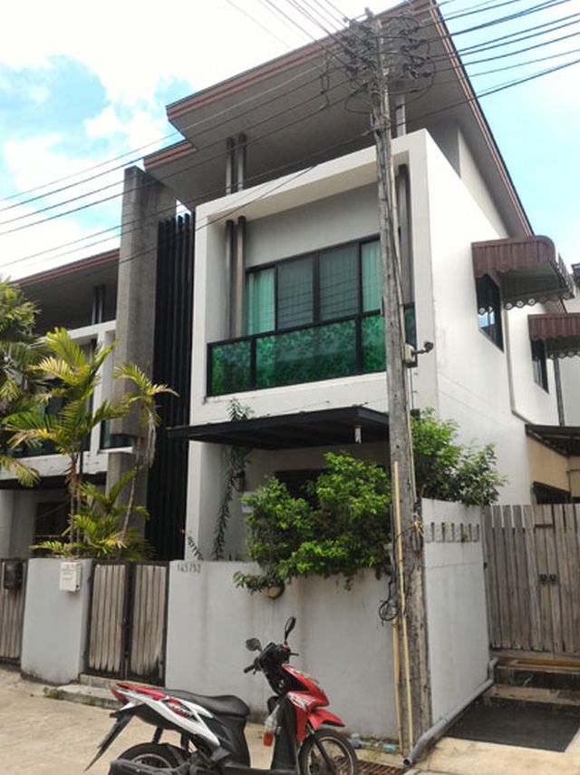 6A100656 ให้เช่าทาวน์เฮาส์ 2 ชั้น 1 ห้องนอน 2 ห้องน้ำ ราคาเช่าเดือนละ 12,000 บาท