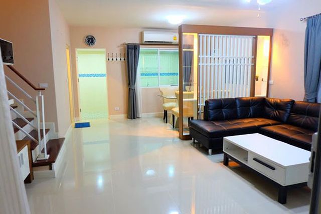 6A110886 ให้เช่าทาวน์โฮมส์ 2 ชั้น 3 ห้องนอน 2 ห้องน้ำ ราคาเช่าเดือนละ 15,000 บาท