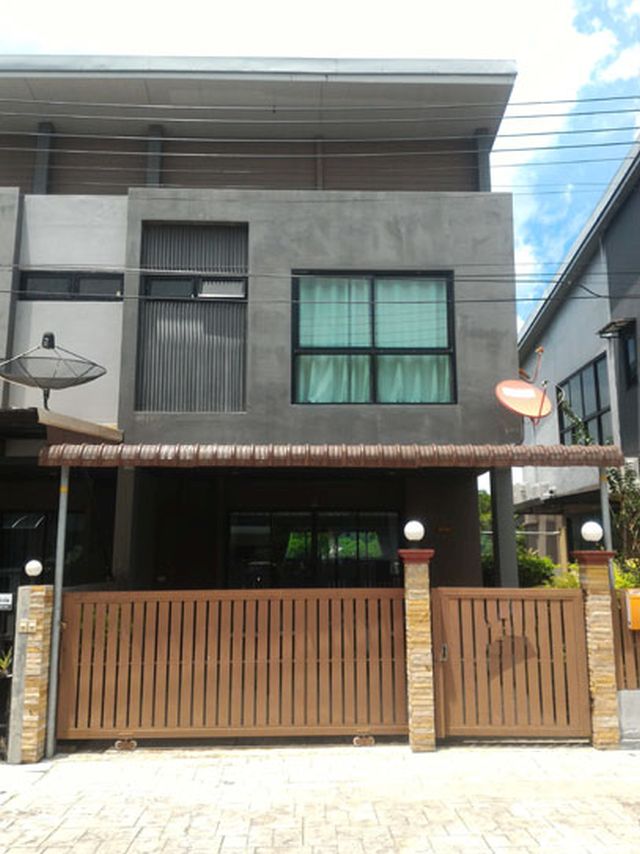 6A110892 ให้เช่าทาวเฮาส์2ชั้นมีรั้ว 2 ห้องนอน 3 ห้องน้ำ พื้นที่ 20 ตรว.