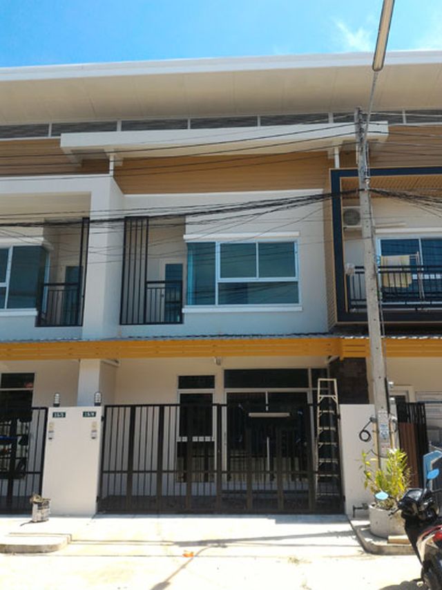 6A110897 ให้เช่าทาวน์โฮมส์ 2 ชั้น 3 ห้องนอน 2 ห้องน้ำ ราคาเช่าเดือนละ 18,000 บาท