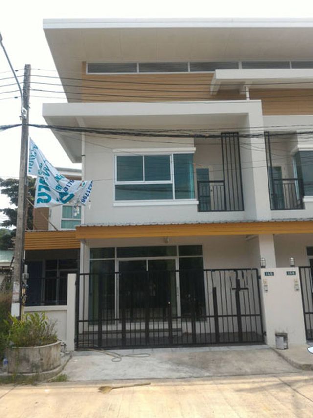 6A110898 ให้เช่าทาวน์โฮมส์ 2 ชั้น 3 ห้องนอน 2 ห้องน้ำ ราคาเช่าเดือนละ 20,000 บาท