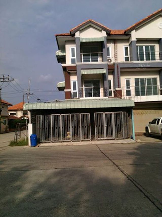 6A90523 ให้เช่าอาคารพาณิชย์ 3 ชั้น 2 ห้องนอน 3 ห้องน้ำ