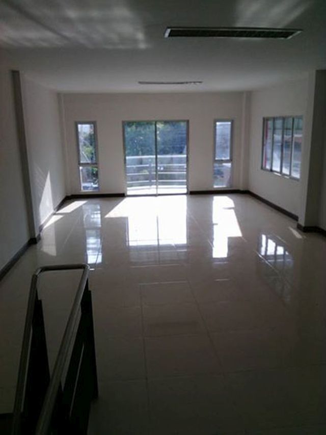 6A90523 ให้เช่าอาคารพาณิชย์ 3 ชั้น 2 ห้องนอน 3 ห้องน้ำ