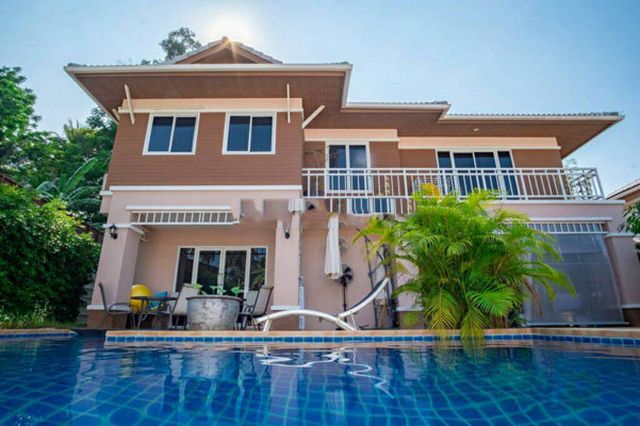 6A120298 ให้เช่าบ้านเดี่ยวสองชั้น 4 ห้องนอน 3 ห้องน้ำมีสระว่ายน้ำ