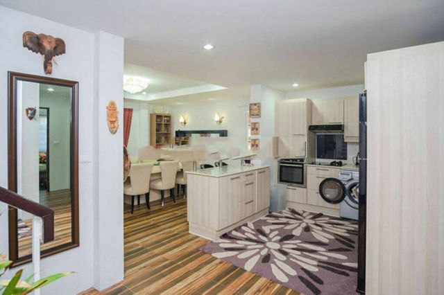 6A120298 ให้เช่าบ้านเดี่ยวสองชั้น 4 ห้องนอน 3 ห้องน้ำมีสระว่ายน้ำ