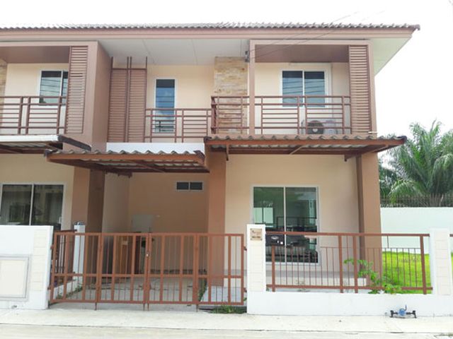6A120319 ให้เช่าทาวน์เฮาส์ 2 ชั้น 4 ห้องนอน 2 ห้องน้ำ ราคาเช่าเดือนละ 20,000 บาท