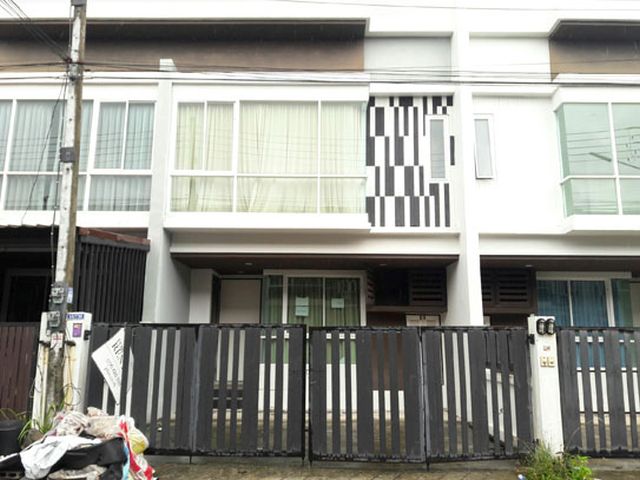 6A110916 ให้เช่าทาวน์โฮมส์ 2 ชั้น 3 ห้องนอน 3 ห้องน้ำ ราคาเช่าเดือนละ 13,000 บาท
