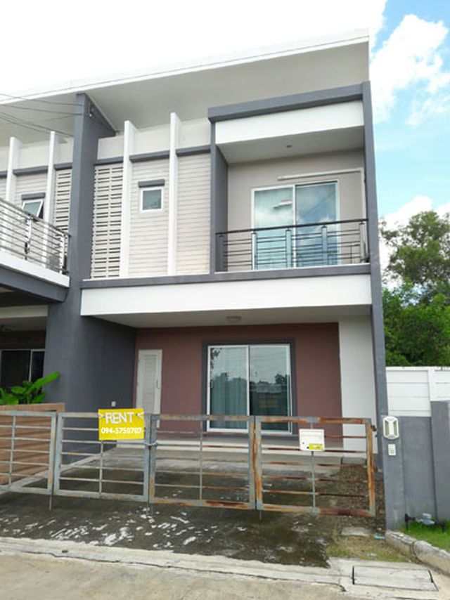 6A110926 ให้ทาวน์โฮมส์ 2 ชั้นในหมู่บ้าน 3 ห้องนอน 2 ห้องน้ำ