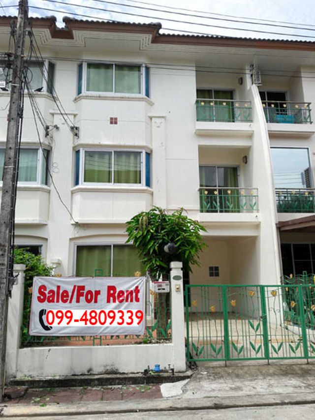 6A100679 ให้เช่าทาวน์เฮาส์สามชั้นถูกมากๆ 3 ห้องนอน 3 ห้องน้ำ