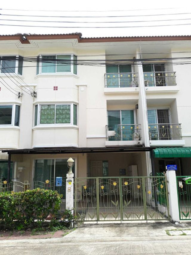 6A100680 ให้เช่าทาวน์เฮาส์สามชั้นสุดหรูหรา 3 ห้องนอน 3 ห้องน้ำ