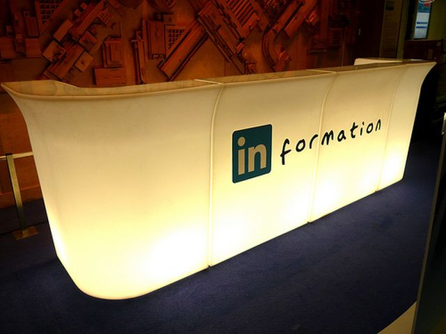 เสาโชว์สินค้า โต๊ะวางของ LED โต๊ะค๊อกเทล โต๊ะวางถ้วยรางวัล กล่องโชว์สินค้า