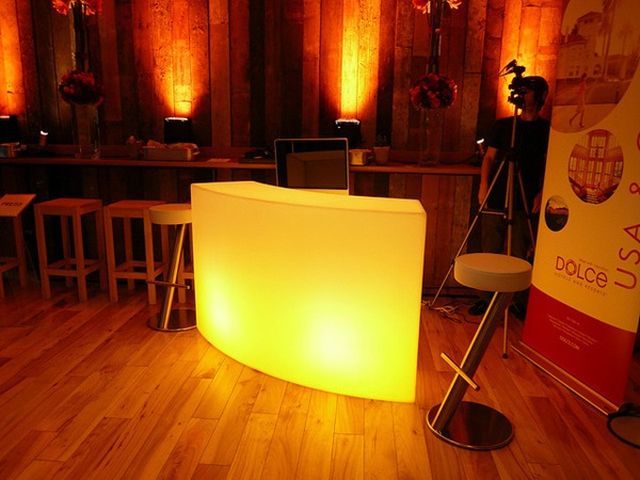 เสาโชว์สินค้า โต๊ะวางของ LED โต๊ะค๊อกเทล โต๊ะวางถ้วยรางวัล กล่องโชว์สินค้า