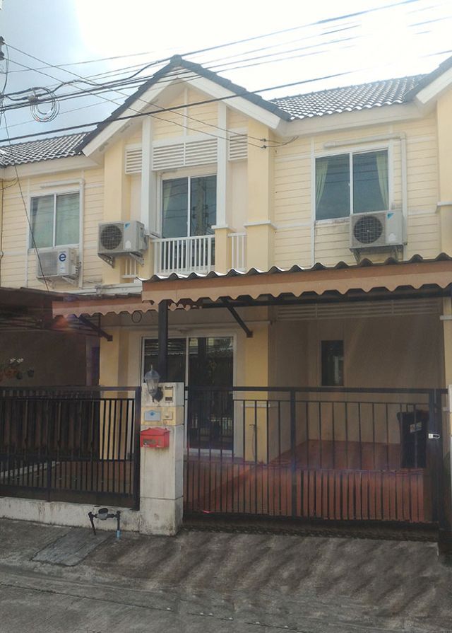 6A100692 ให้เช่าทาวน์เฮ้าส์ 2 ชั้น   3 ห้องนอน 2 ห้องน้ำ ราคาน่าจับจอง